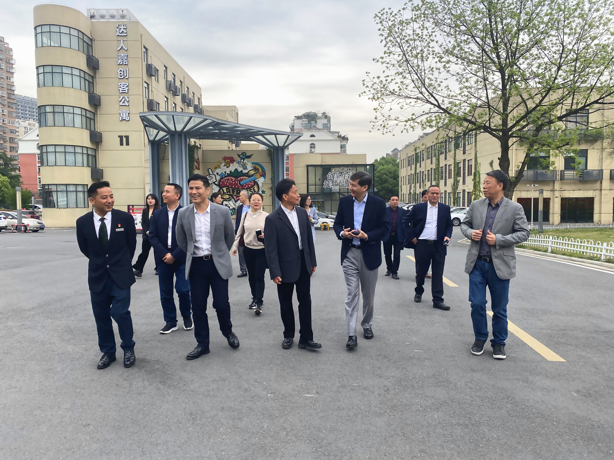 荆门市政协副主席、市工商联主席冯仁强 一行莅临庐阳j9国际站备用文创园调查