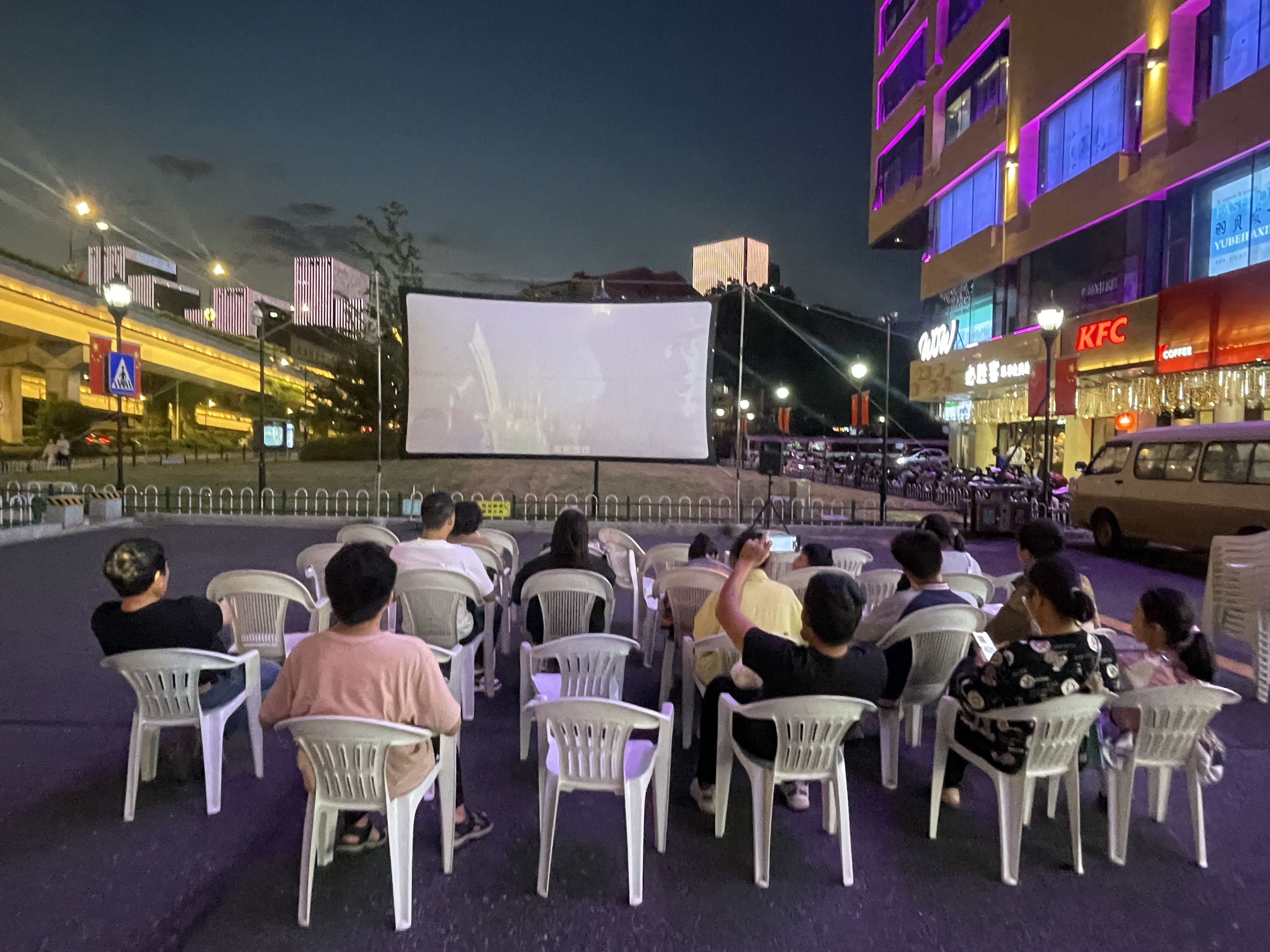 水晶城露天电影放映，点燃红色影象