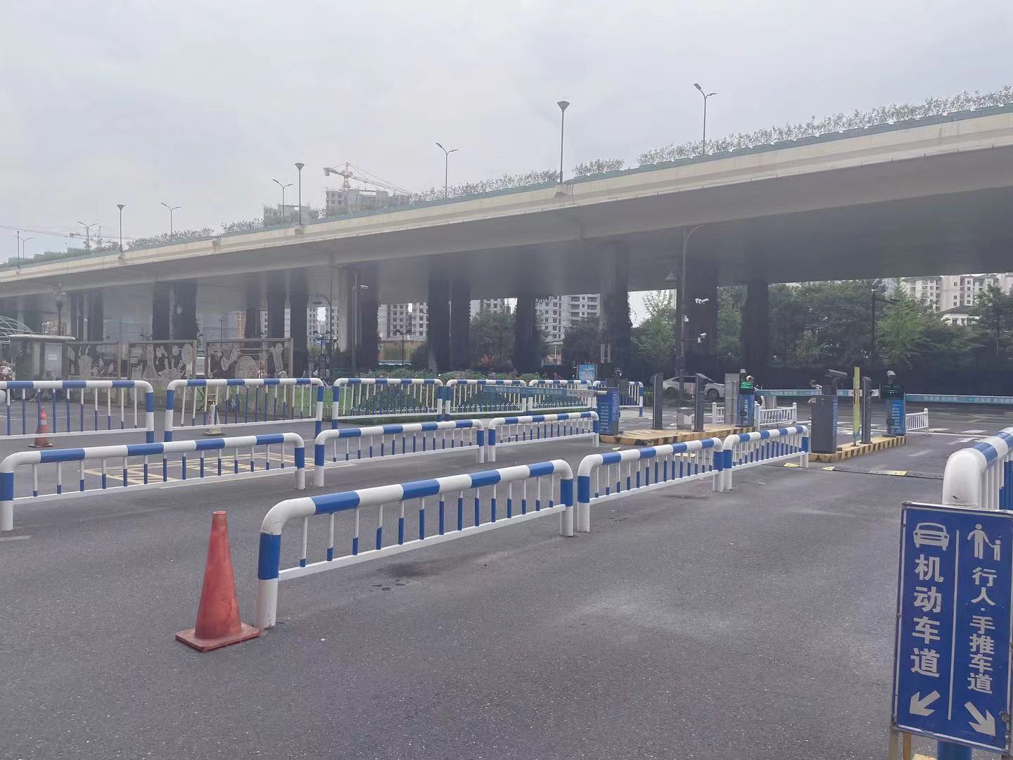 变废为宝，水晶城发展路闸护栏刷新