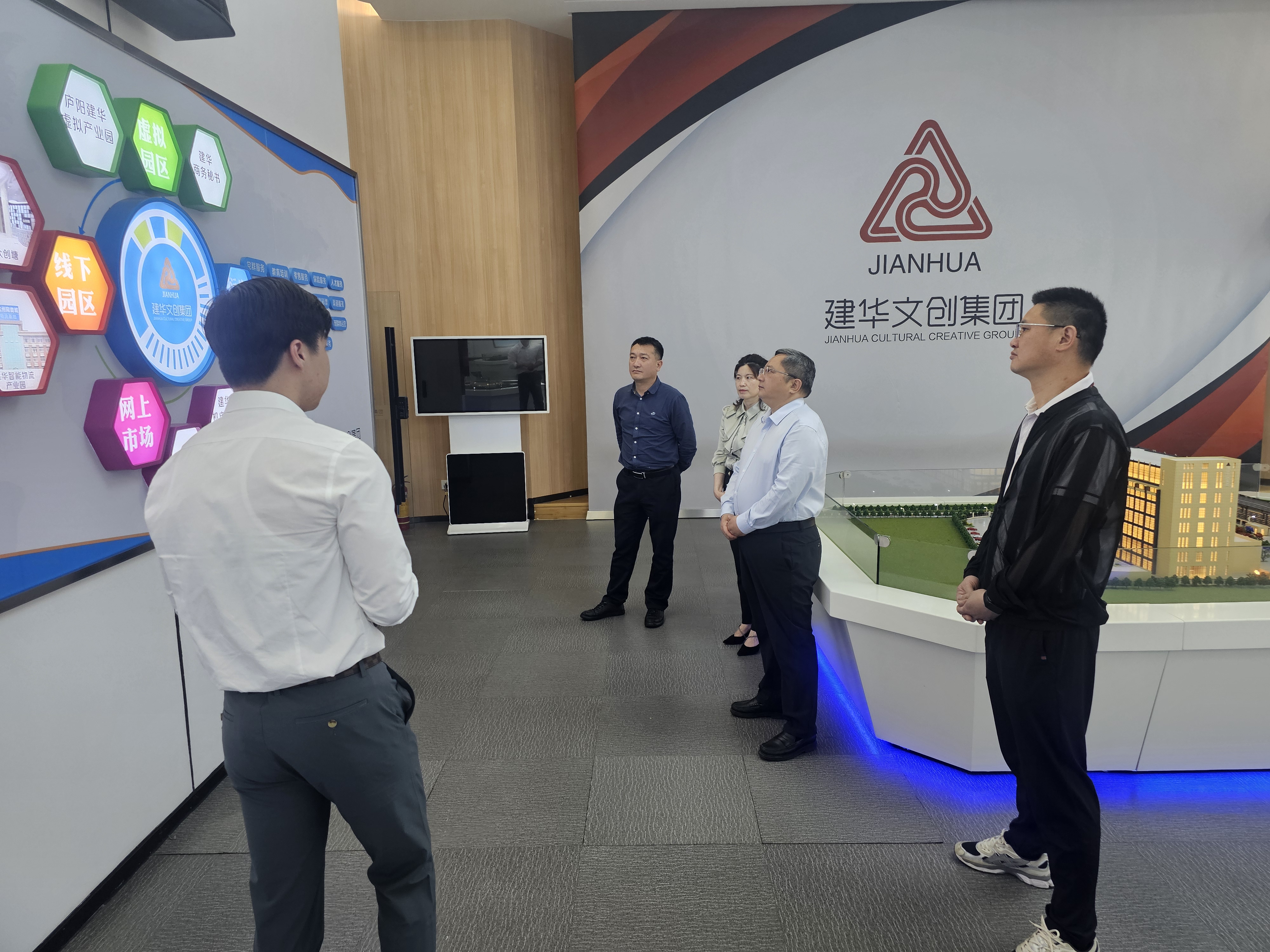 贵溪市人民敌灾市长、经开区书记潘磊一行莅临j9国际站备用文创集团调查调研