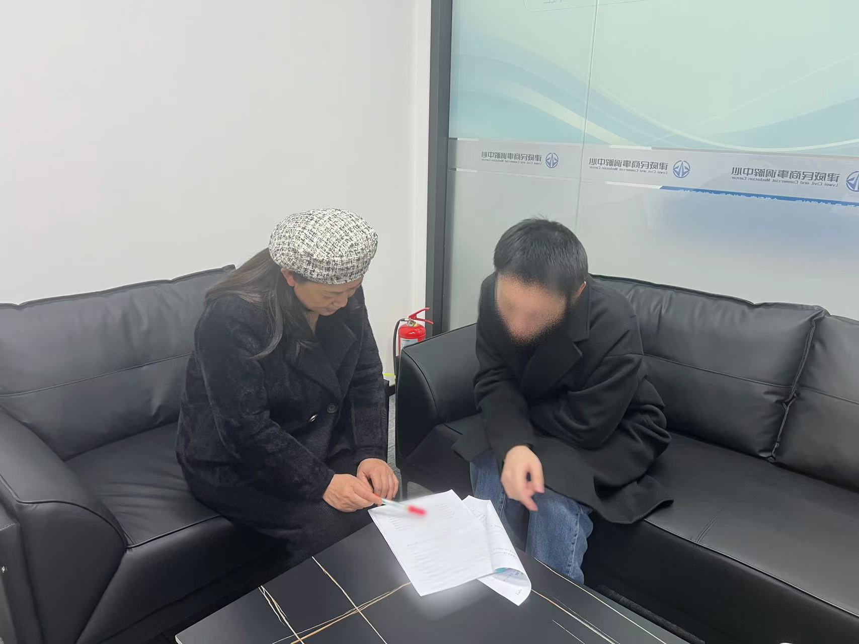 邻里同学债，“背靠背”排解显温情