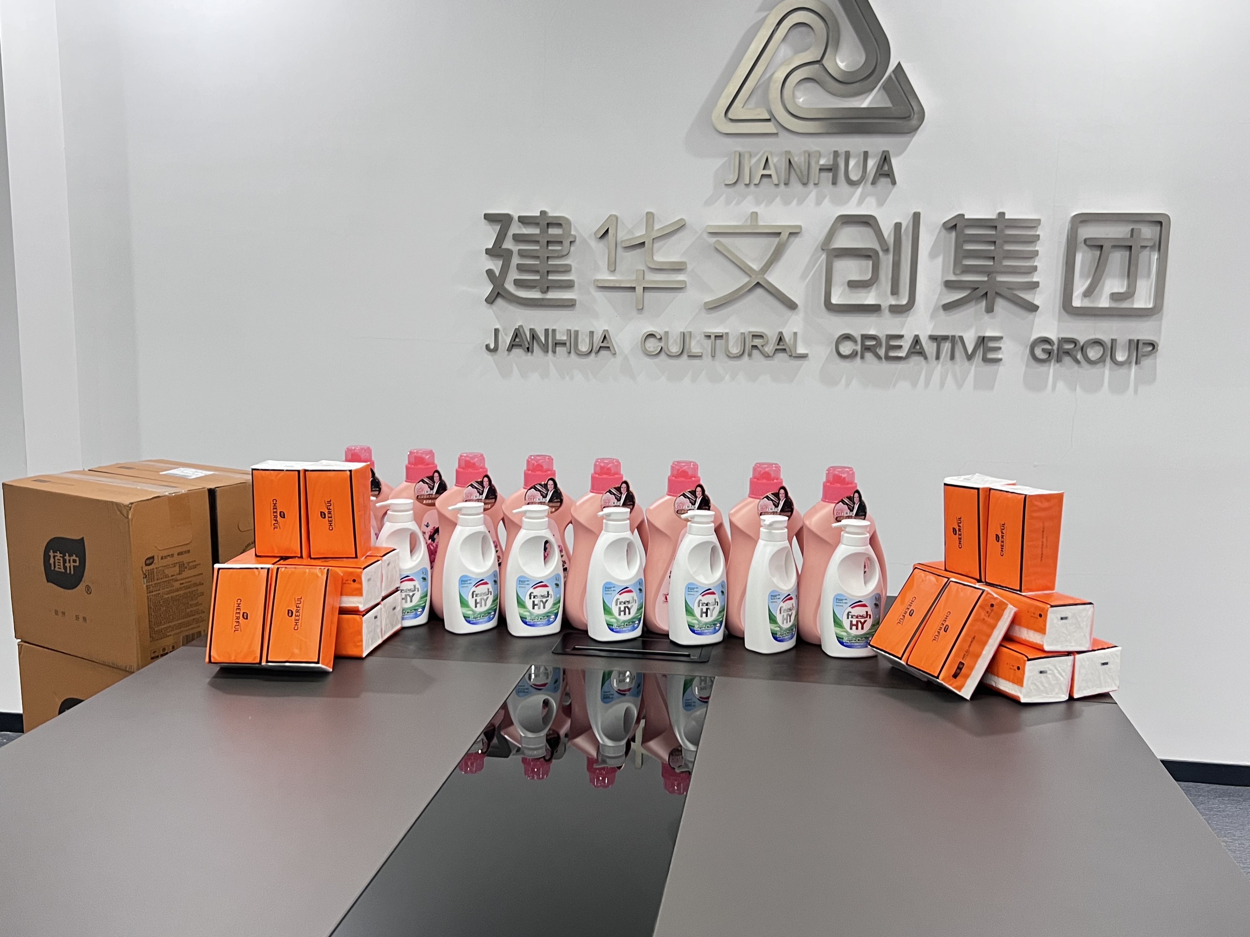爱在春天，情暖三八——j9国际站备用文创集团工会为女职工发放暖心福利